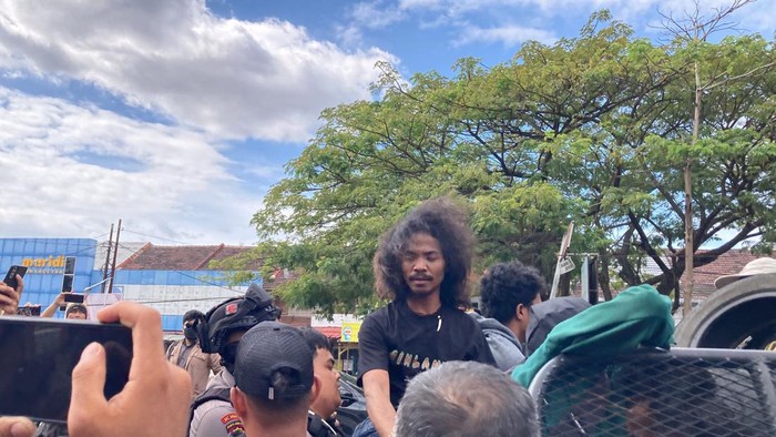 Polisi mengamankan pengunjukrasa menutup jalan di depan Kampus I UIN Alauddin Makassar.