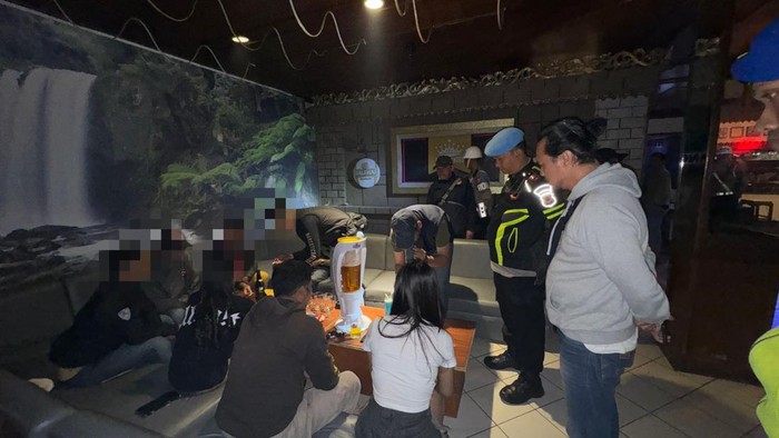 Polisi saat melakukan razia di tempat hiburan malam di Cianjur