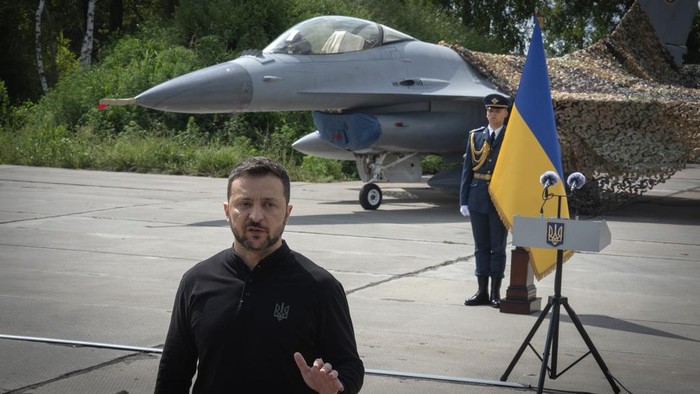 Para pilot Ukraina kerahkan jet tempur F-16  di dalam wilayahnya, saat invasi Rusia terus berlanjut. Pengerahan ini diumumkan oleh Presiden Volodymyr Zelensky.