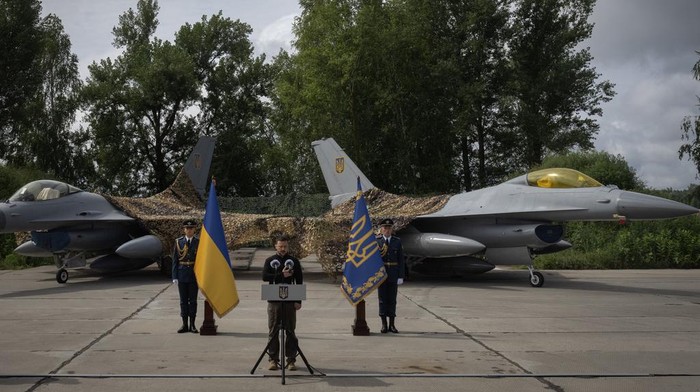 Potret Jet Tempur F-16 yang Dikerahkan Ukraina untuk Hadapi Rusia Para pilot UkrainaΒ kerahkan jet tempur F-16Β di dalam wilayahnya, saat invasi Rusia terus berlanjut. Pengerahan ini diumumkan oleh Presiden Volodymyr Zelensky.