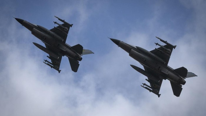 Potret Jet Tempur F-16 yang Dikerahkan Ukraina untuk Hadapi Rusia Para pilot UkrainaΒ kerahkan jet tempur F-16Β di dalam wilayahnya, saat invasi Rusia terus berlanjut. Pengerahan ini diumumkan oleh Presiden Volodymyr Zelensky.