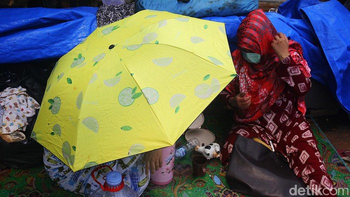 Para pengungsi warga negara asing (WNA) bertahan di trotoar di belakang kantor UNHCR, Jl Setiabudi Selatan, Jakarta Selatan, Senin (5/8/2024). Mereka menggelar terpal sebagai alas untuk duduk ataupun tidur. 