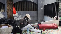 Para pencari suaka itu menggelar terpal sebagai alas untuk duduk ataupun tidur.