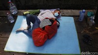 Salah satu pengungsi tampak tidur di atas terpal yang digelar di trotoar kawasan kantor UNHCR.