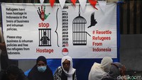 Sebelumnya, tenda para pencari suaka itu dibongkar Satpol PP. Pengungsi WNA juga ada yang ikut dibawa petugas.