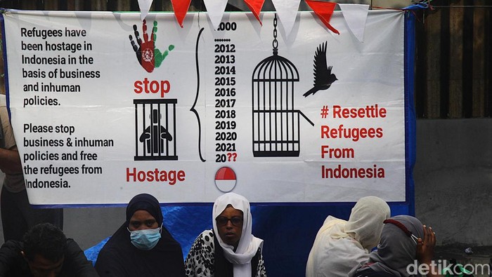 Para pengungsi warga negara asing (WNA) bertahan di trotoar di belakang kantor UNHCR, Jl Setiabudi Selatan, Jakarta Selatan, Senin (5/8/2024). Mereka menggelar terpal sebagai alas untuk duduk ataupun tidur. 