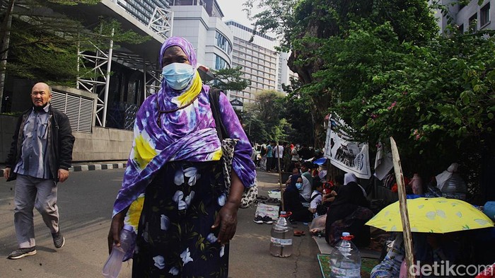 Potret Pencari Suaka Bertahan di Trotoar UNHCR Jaksel Para pengungsi warga negara asing (WNA) bertahan di trotoar di belakang kantor UNHCR, Jl Setiabudi Selatan, Jakarta Selatan, Senin (5/8/2024). Mereka menggelar terpal sebagai alas untuk duduk ataupun tidur.