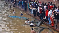 Mereka berenang di danau di dalam Ganabhaban, kediaman Perdana Menteri Sheikh Hasina.  