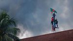Potret Ribuan Demonstran Serbu Istana PM Bangladesh