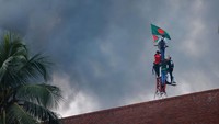 Sejumlah tayangan televisi lokal Bangladesh menampilkan momen para pengunjuk rasa menyerbu istana yang tadinya ditinggali Hasina, masuk ke bagian dalam dan mengobrak-abrik perabotan, menghancurkan panel pintu kaca, serta membawa buku juga barang-barang lainnya.  