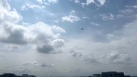 Helikopter yang diyakini membawa Perdana Menteri Bangladesh Sheikh Hasina. Sebelumnya, seorang sumber yang dekat dengan Hasina mengatakan kepada AFP bahwa sang PM berusia 76 tahun itu telah meninggalkan Dhaka, bersama saudara perempuannya, ke tempat yang lebih aman.  