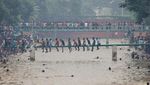 Potret Ribuan Demonstran Serbu Istana PM Bangladesh