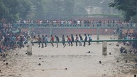 Unjuk rasa yang dimulai sejak bulan lalu untuk memprotes kuota pekerjaan pegawai negeri, telah meluas menjadi kerusuhan terburuk dalam 15 tahun pemerintahan Hasina dan berubah menjadi seruan yang lebih luas agar PM berusia 76 tahun itu mundur dari jabatannya.  