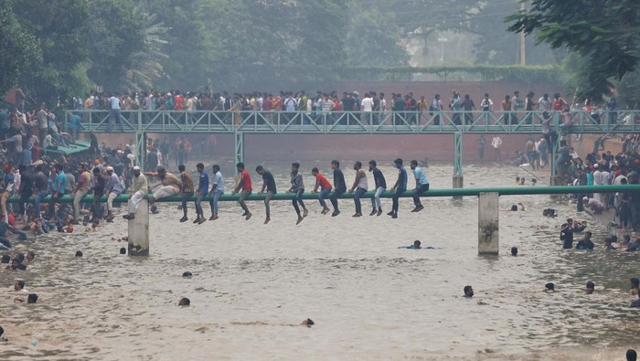 People swim in the lake inside Ganabhaban, the Prime Minister's residence, after the resignation of the Sheikh Hasina in Dhaka, Bangladesh, August 5, 2024. REUTERS/Mohammad Ponir Hossain