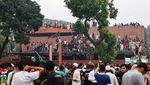 Potret Ribuan Demonstran Serbu Istana PM Bangladesh
