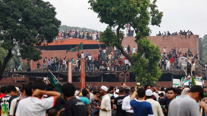 Potret Ribuan Demonstran Serbu Istana PM Bangladesh People swim in the lake inside Ganabhaban, the Prime Minister's residence, after the resignation of the Sheikh Hasina in Dhaka, Bangladesh, August 5, 2024. REUTERS/Mohammad Ponir Hossain