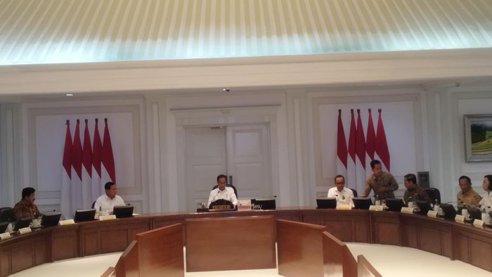 Presiden Jokowi dan para menterinya membahas APBN 2025.