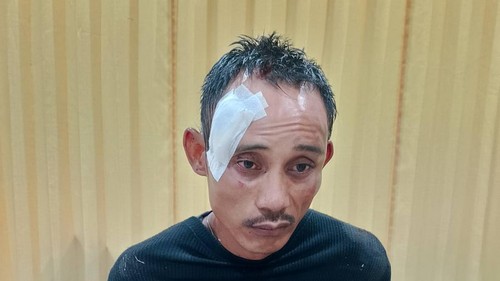 Pria adang pengendara dengan sajam di depan RS Unram, NTB, diamankan polisi, Minggu (4/8/2024) malam. (Dok. Polresta Mataram)