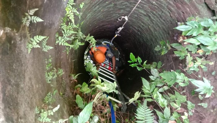 Proses evakuasi korban terjatuh ke sumur sedalam 12 meter di Cirebon.