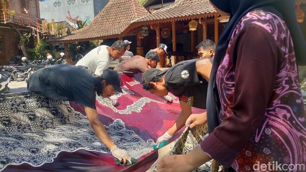 Proses pembuatan batik nusantara di Sembung, Kulon Progo, Senin (5/8/2024). Proses pembuatan batik ini melibatkan 70 orang, termasuk 30 difabel asal Kutai.