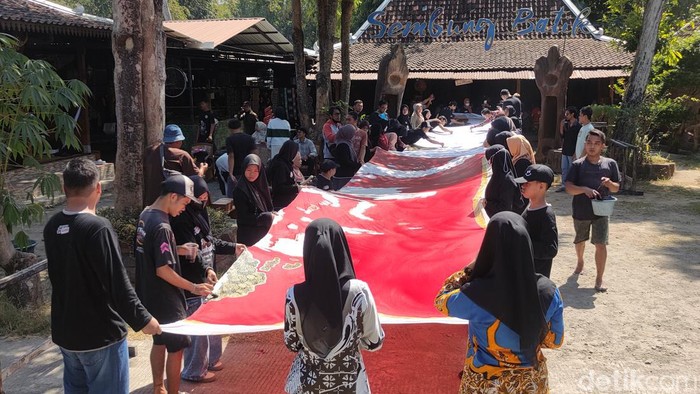 Proses pembuatan batik nusantara di Sembung, Kulon Progo, Senin (5/8/2024). Proses pembuatan batik ini melibatkan 70 orang, termasuk 30 difabel asal Kutai.