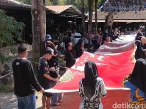 Pembatik Sembung Bikin Batik Jumbo Nusantara buat Kado HUT RI