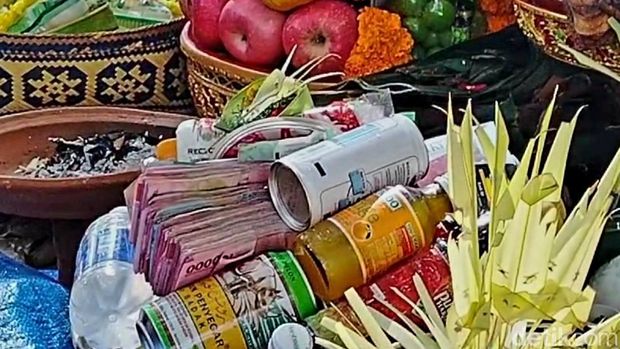 Prosesi tradisi ngasa di Desa Adat Bukian, Payangan, Gianyar, Minggu (4/8/2024). (Putu Krista/detikBali)