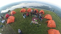 Di Puncak Joglo pengunjung bisa menikmati indahnya alam dari ketinggian, daya tarik utama di tempat ini adalah area yang pas untuk menikmati sunset dan sunrise. Letaknya tak jauh dari Waduk Gajah Mungkur di Desa Sendang. (Dok. Facebook/Puncak Joglo Ganthole Wonogiri)