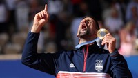 Kemenangan ini mengakhiri penantian panjang Djokovic. Setelah meraih medali perunggu pada Olimpiade pertamanya di Beijing 2008, petenis Serbia selalu gagal dapat medali di tiga Olimpiade berikutnya. (REUTERS/Claudia Greco)  