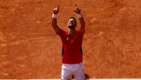 Usai kemenangan itu, Djokovic terlihat begitu emosional. Di usia 37 tahun 74 hari, Djokovic tercatat sebagai pemain tertua yang meraih medali emas --baik di nomor tunggal putra maupun putri-- sejak tenis kembali dipertandingkan di Olimpiade pada 1988. (REUTERS/Edgar Su)  
