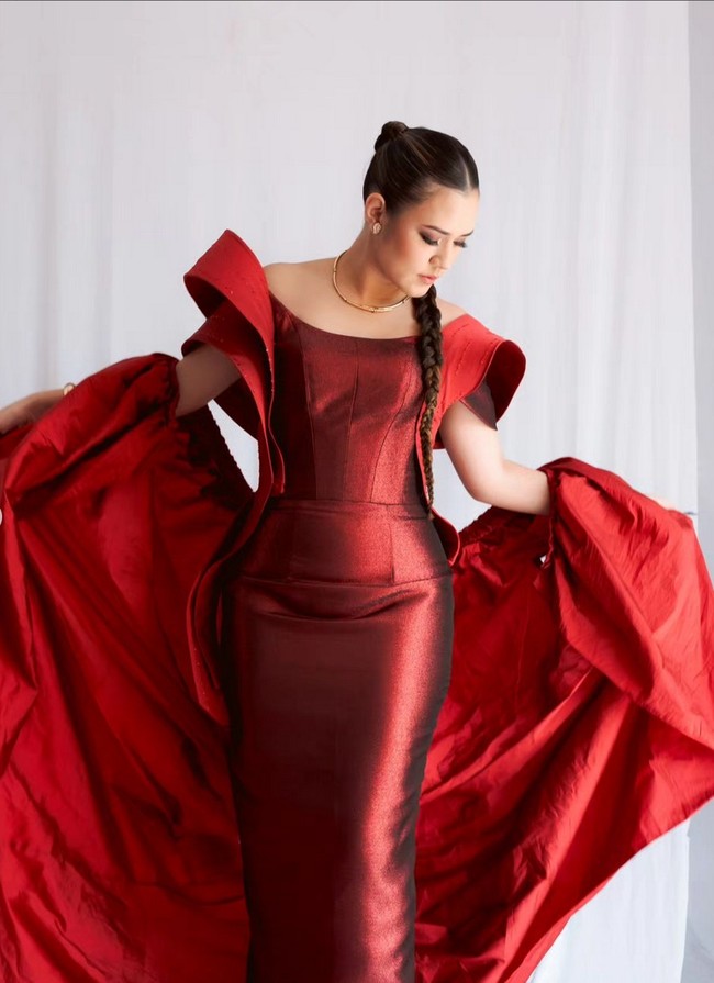 Sebagai pelengkap penampilan, Raisa memakai kacamata hitam, bangles, dan nail art. Foto: Instagram/@wardhanachandra @bubahalfian @raisa6690