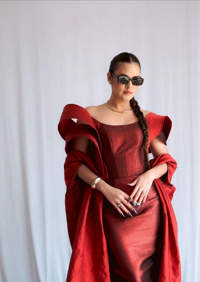 Memilih riasan wajah soft-glam, rambutnya ditata sleek dengan kepangan yang feminin. Foto: Instagram/@wardhanachandra @bubahalfian @raisa6690