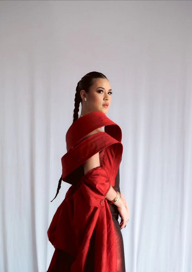 Gaun panjang merah metalik ini dilengkapi jubah berwarna senada. Foto: Instagram/@wardhanachandra @bubahalfian @raisa6690