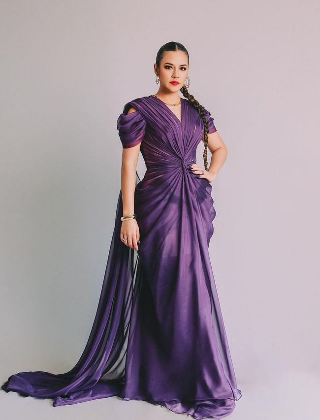 Untuk parade, Raisa mengenakan gaun rancangan Jessie Gunawan. Gaun yang menonjolkan keanggunan ini tampak indah dengan aksen drapery. Foto: Instagram/@wardhanachandra @bubahalfian @raisa6690