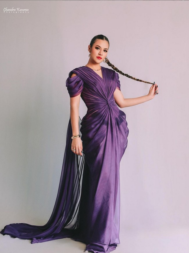 Jember Fashion Carnaval tahun ini digelar pada 2-4 Agustus 2024. Sejumlah artis Tanah Air, model hingga Puteri Indonesia ikut memeriahkan acara carnaval tahunan ini, termasuk penyanyi Raisa. Foto: Instagram/@wardhanachandra @bubahalfian @raisa6690