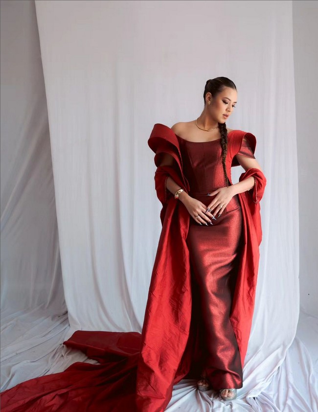 Dalam penampilan lainnya, pelantun lagu ‘Mantan Terindah’ ini mengenakan gaun dengan siluet yang lebih konstruktif. Gaun model off-the-shoulder ini memiliki aksen unik di bagian bahu. Foto: Instagram/@wardhanachandra @bubahalfian @raisa6690