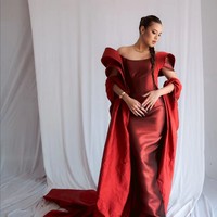 Dalam penampilan lainnya, pelantun lagu ‘Mantan Terindah’ ini mengenakan gaun dengan siluet yang lebih konstruktif. Gaun model off-the-shoulder ini memiliki aksen unik di bagian bahu. Foto: Instagram/@wardhanachandra @bubahalfian @raisa6690