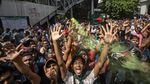 Ribuan Warga Bangladesh Turun ke Jalan Rayakan Mundurnya PM Sheikh Hasina