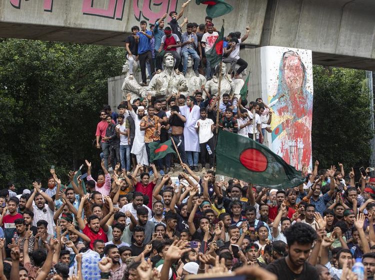 Ribuan Warga Bangladesh Turun ke Jalan Rayakan Mundurnya PM Sheikh Hasina