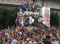 Ribuan Warga Bangladesh Turun ke Jalan Rayakan Mundurnya PM Sheikh Hasina