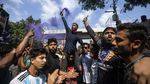 Ribuan Warga Bangladesh Turun ke Jalan Rayakan Mundurnya PM Sheikh Hasina