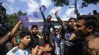 Protes dimulai dengan damai saat mahasiswa yang frustrasi menuntut diakhirinya sistem kuota untuk pekerjaan pemerintah, tetapi demonstrasi tersebut telah berubah menjadi tantangan dan pemberontakan yang belum pernah terjadi sebelumnya terhadap Hasina dan partai Liga Awami yang berkuasa.  