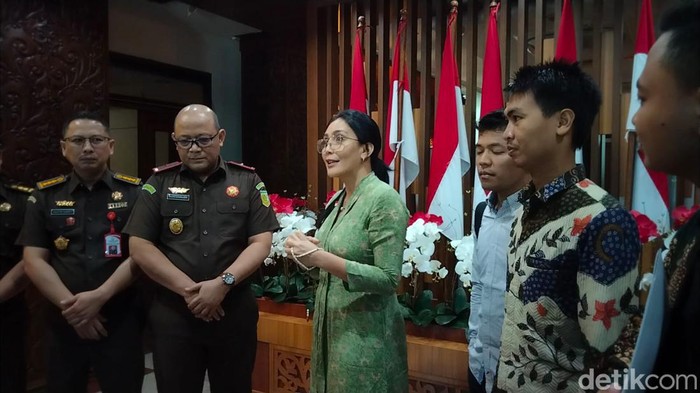 Rieke Diah Pitaloka mendatangi Kejati Jatim