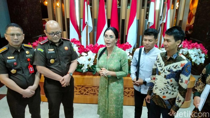 Rieke Diah Pitaloka mendatangi Kejati Jatim