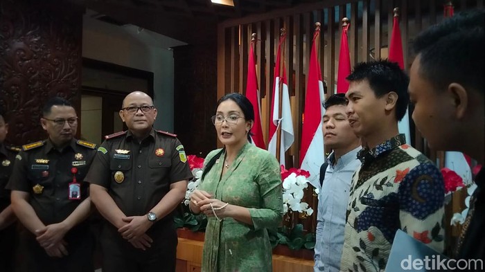 Rieke Diah Pitaloka mendatangi Kejati Jatim
