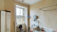 Bagian kamar mandinya tampak lengkap dengan sebuah toilet, wastfel, loker, dan bathtub. Foto: Mediadrumimages.com via The Sun