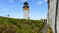 Mercusuar yang ada di sana tidak dijual karena masih beroperasi dan dimiliki oleh Northern Lighthouse Board. Di sekeliling mercusuar tersebut ada rumah dengan 7 kamar tidur dengan 1 kamar mandi. Foto: Mediadrumimages.com via The Sun