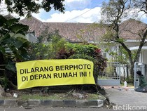 Ada Spanduk Larangan Foto di Depan Rumah Milea, Ternyata Ini Alasannya