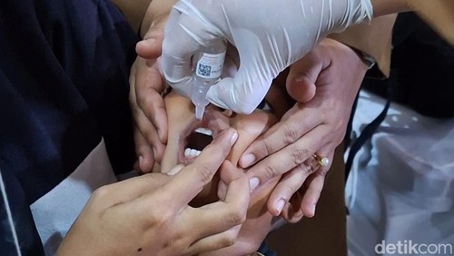 Salah seorang anak mendapatkan vaksin dalam Pekan Imunisasi Nasional (PIN) Polio di Posyandu Amal Sejati, Getap Timur, Cakra Selatan, Kota Mataram, Selasa (23/7/2024).