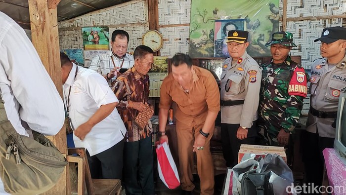 Sarno saat menerima bantuan sembako dan uang dari utusan Presiden Jokowi di rumahnya di Kalurahan Genjahan, Kapanewon Ponjong, Gunungkidul, Senin (5/8/2024).